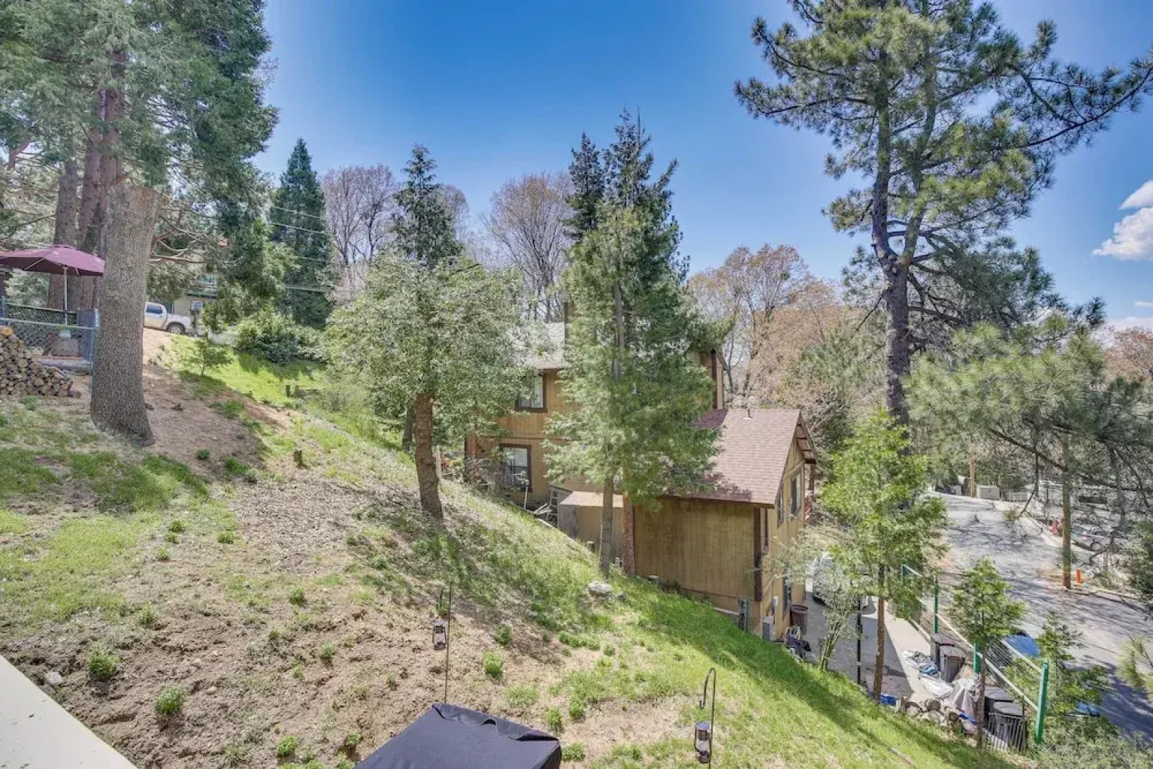 Cozy Crestline Cabin w/ Mountain-view Balcony!