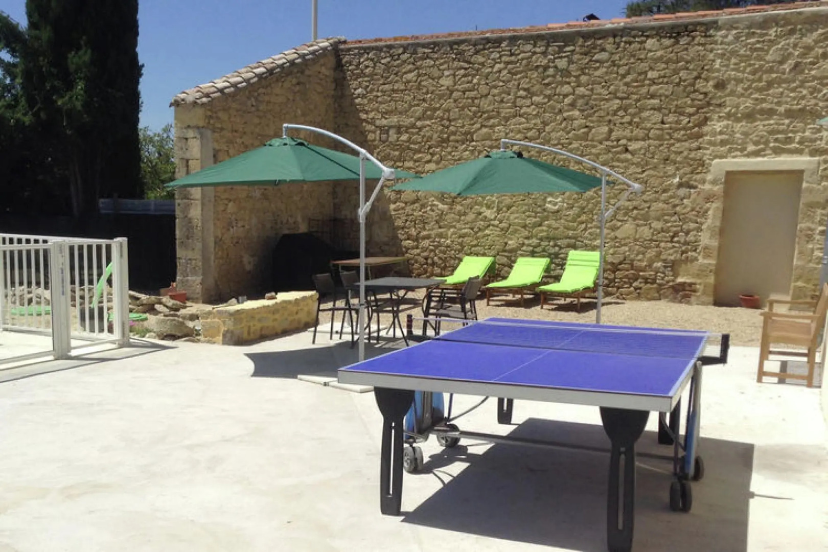 Beautiful holiday home with enclosed, private swimming pool near the village of Aubais.