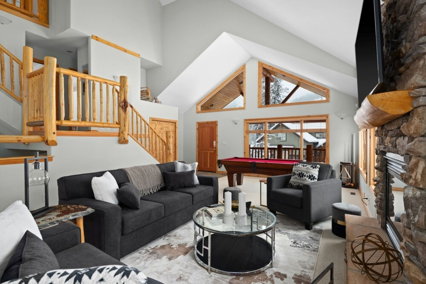 MODERN 4,500 sqft Ski Chalet: 5 Br + 6 Ba | Pool Table | Pool + PRIVATE Hot Tub