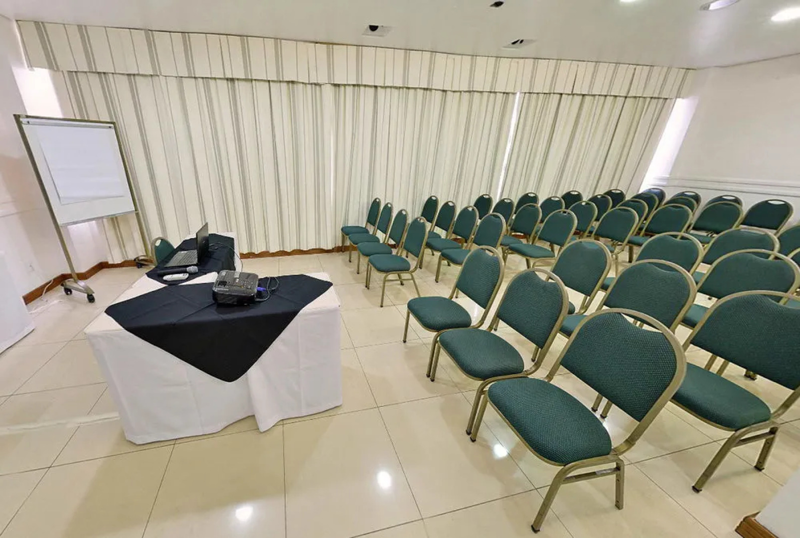 Harbor Regent Suites