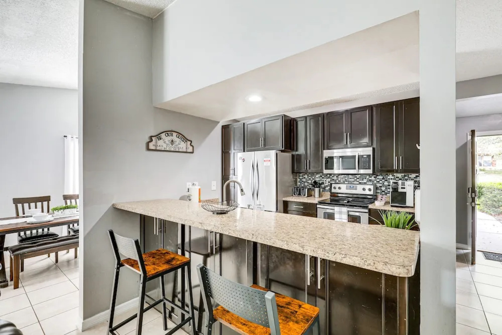 14 Mi to Dwtn Tampa Bay: Brandon Home w/ Fire Pit!