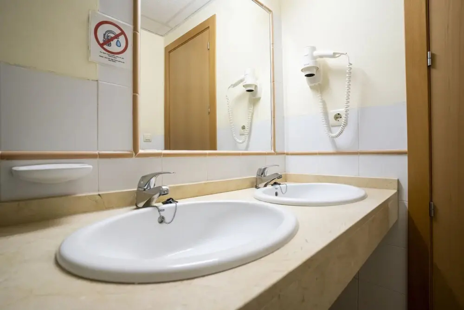 Albergue Inturjoven Sierra Nevada - Hostel