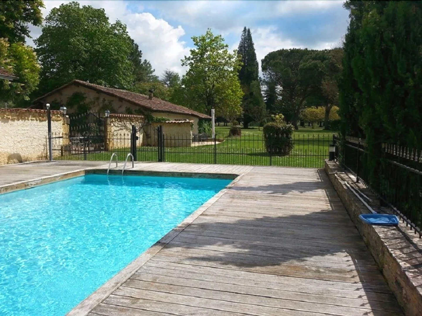 Holiday apartments at the courtyard of French château