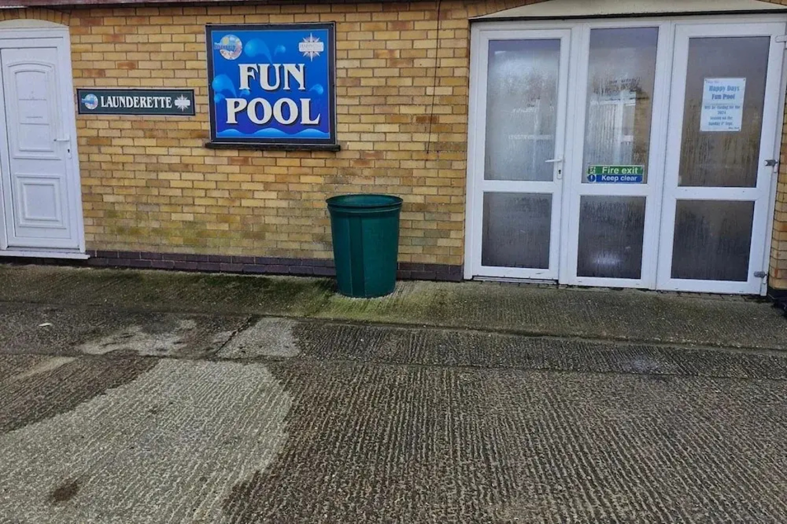 3-bed Caravan - Sleeps 8 - Pool Onsite - Petsok