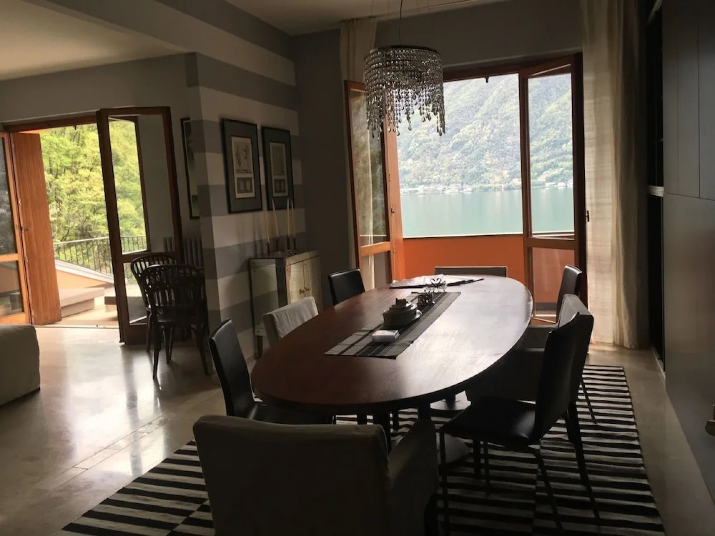 Swan's Nest Luxury Apartment on the Lake