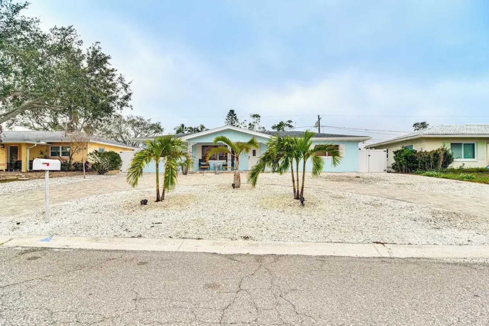 Private Hot Tub: Breezy Seminole Stay!