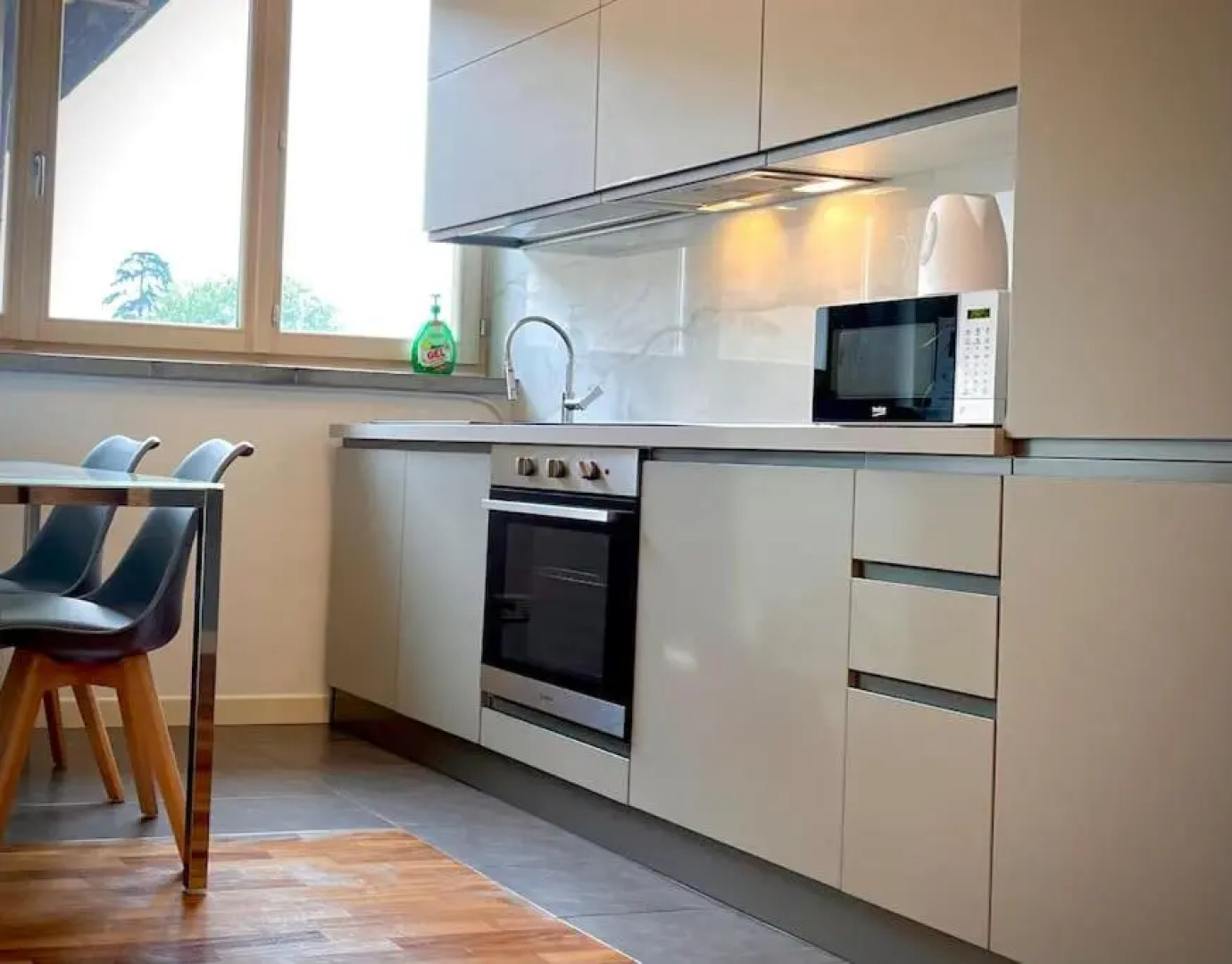 Chic Apartment - River View - Free Parking and WIFI