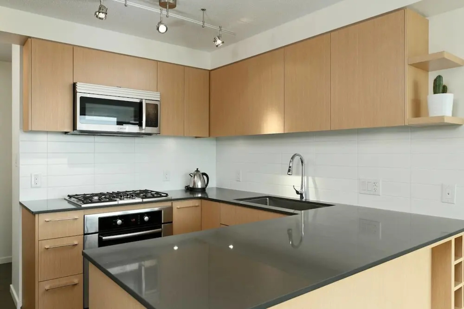 Convenient 2bdr 2BA Richmond Centre Condominium