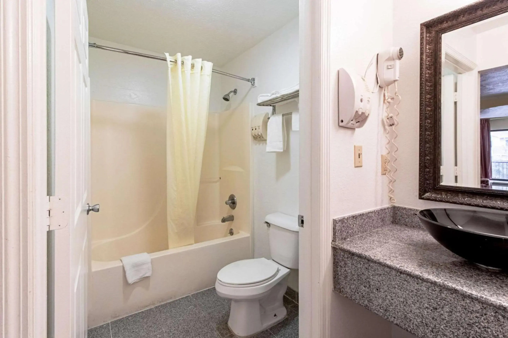 Quality Inn & Suites Dickson