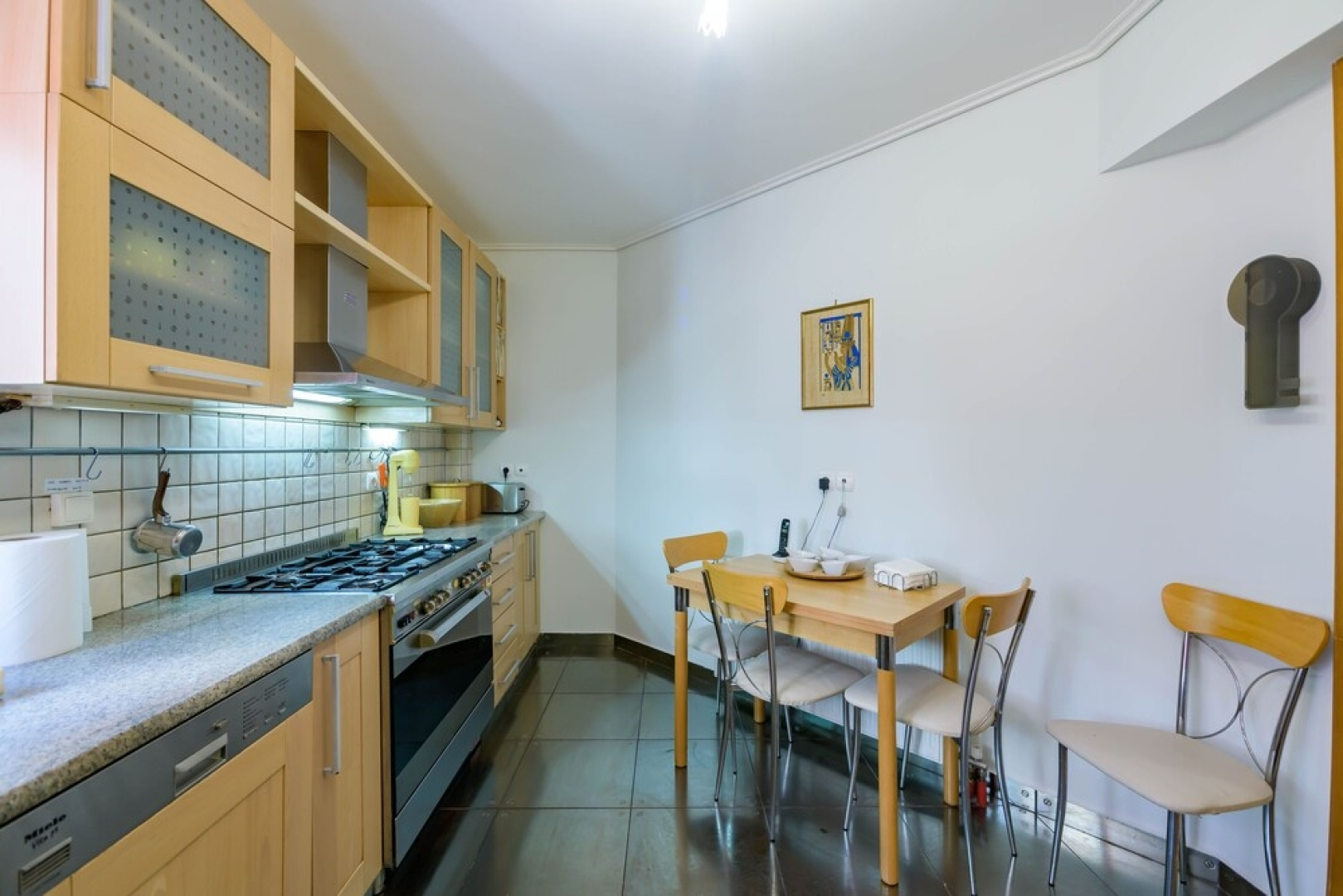 3br maisonette close to metro station