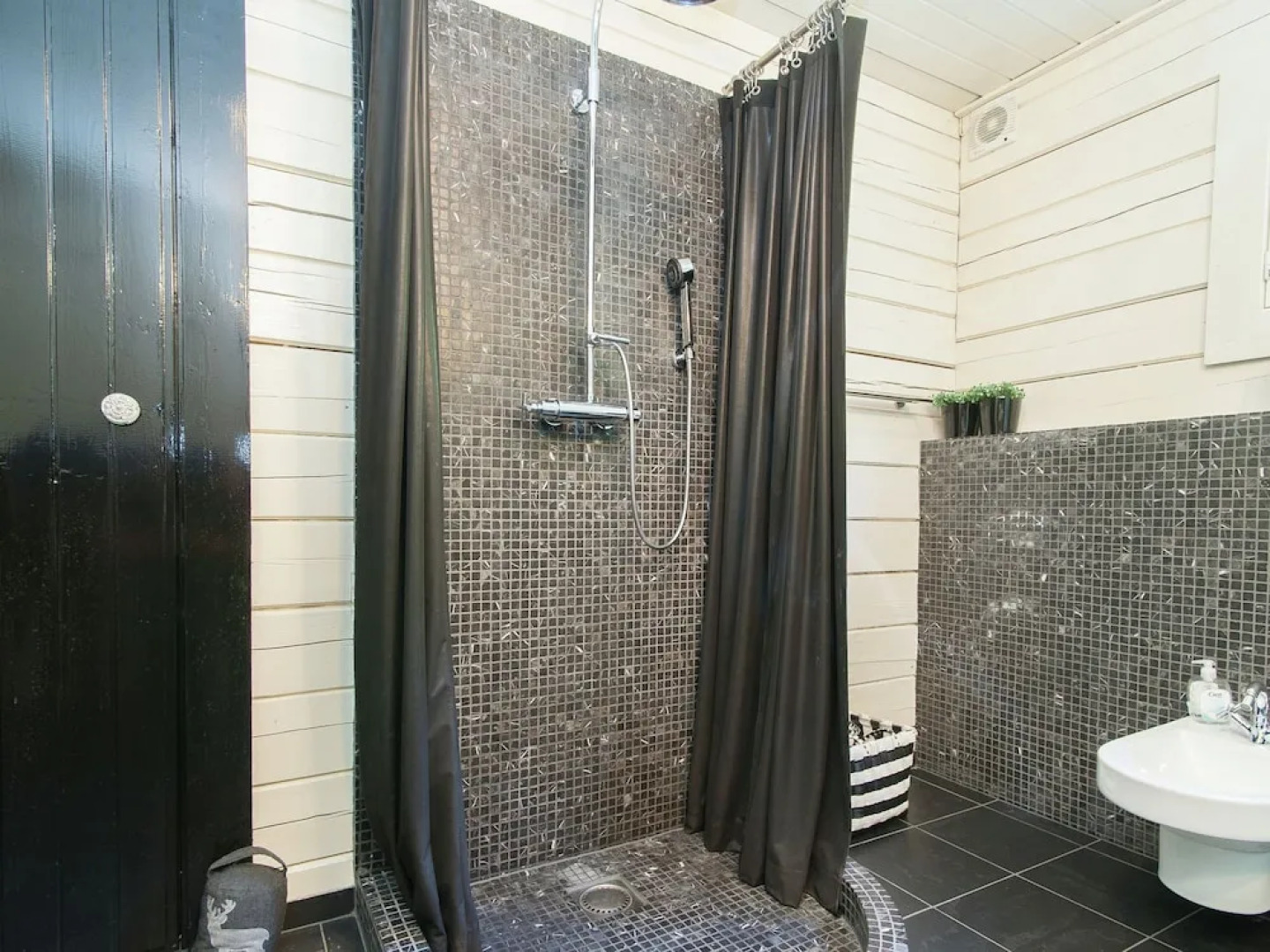 Upscale Mansion in Huisduinen North Holland With Garden