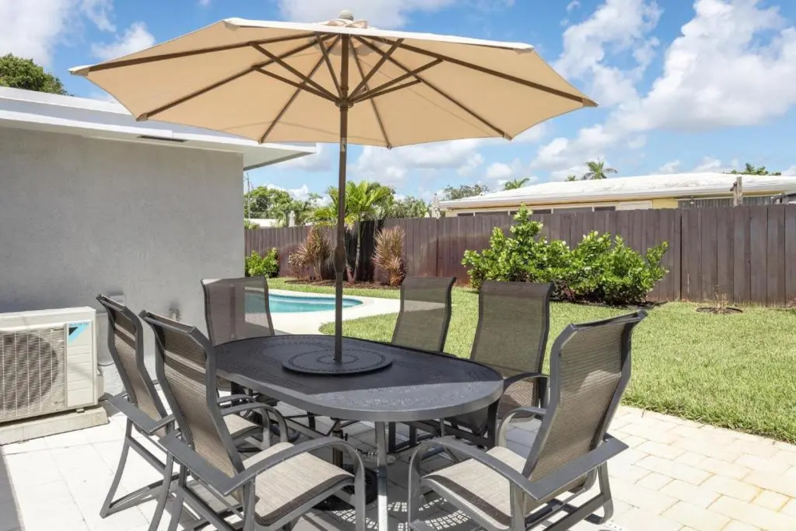 Amazing! 3br 2ba Sofa Bed, Near Beach, Heated Pool, Full Kitchen, WiFI, Patio, BBQ, Private Yard, Peaceful Neighborhood