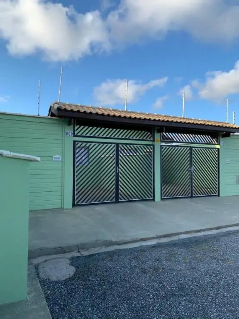 Casa, 1 quadra da praia.