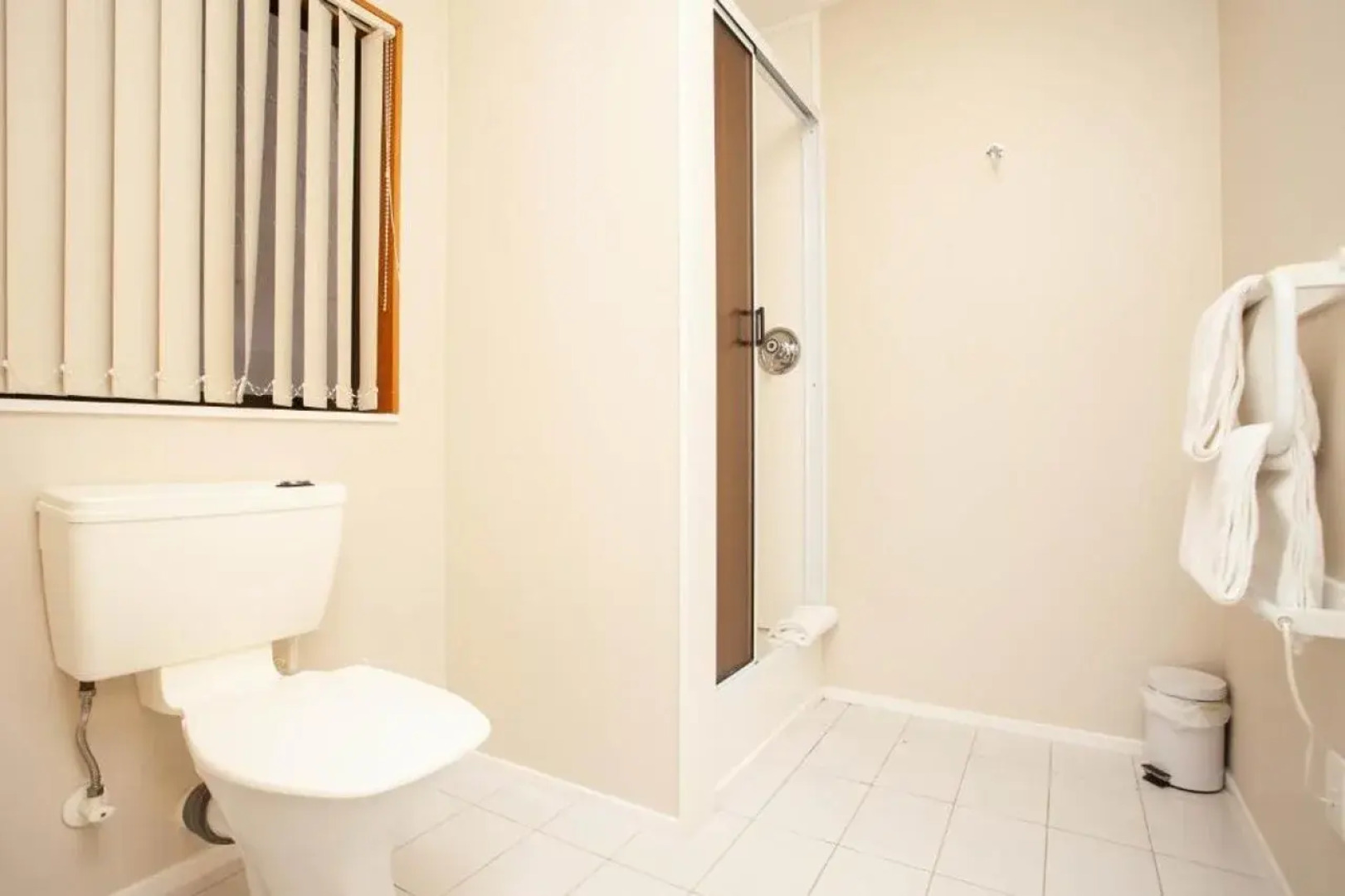 Cascades Lakefront Motel