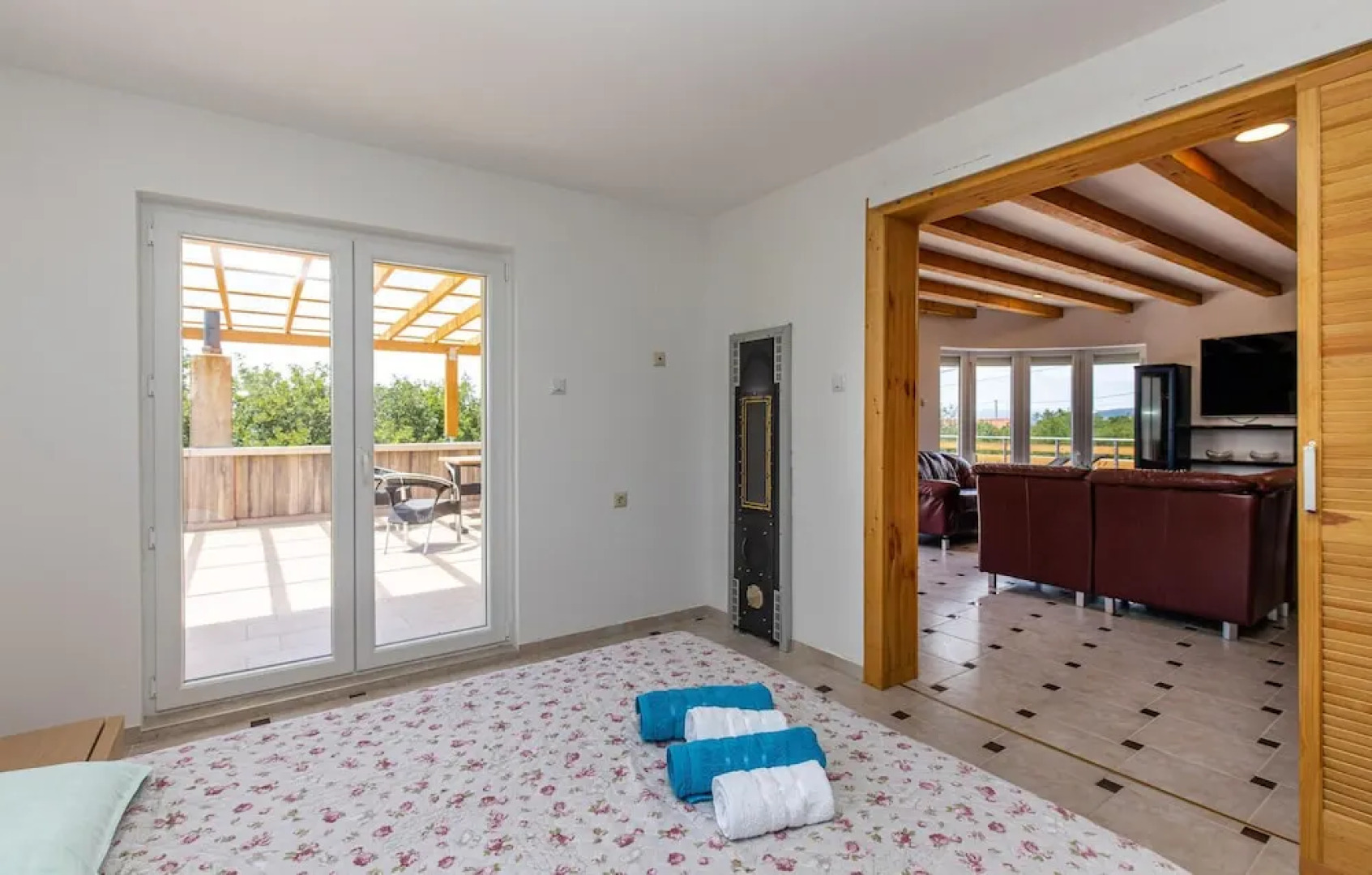 Stunning Home in Smrika With Wifi and 3 Bedrooms