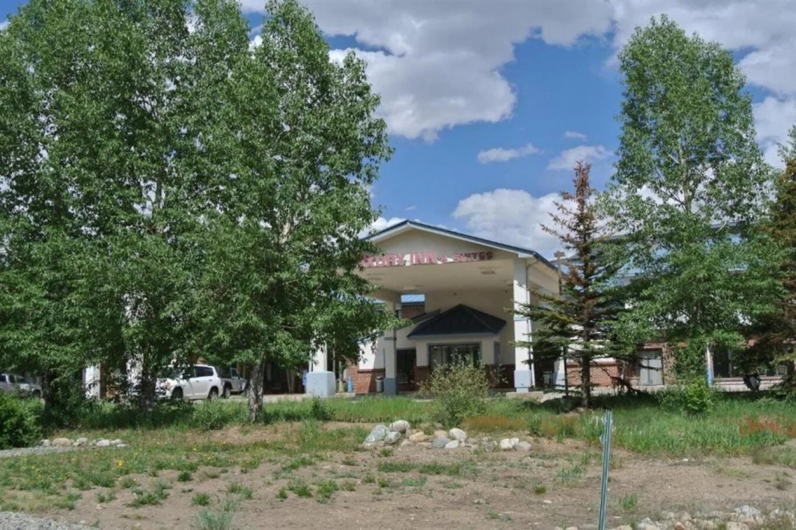 Luxury Inn And Suites