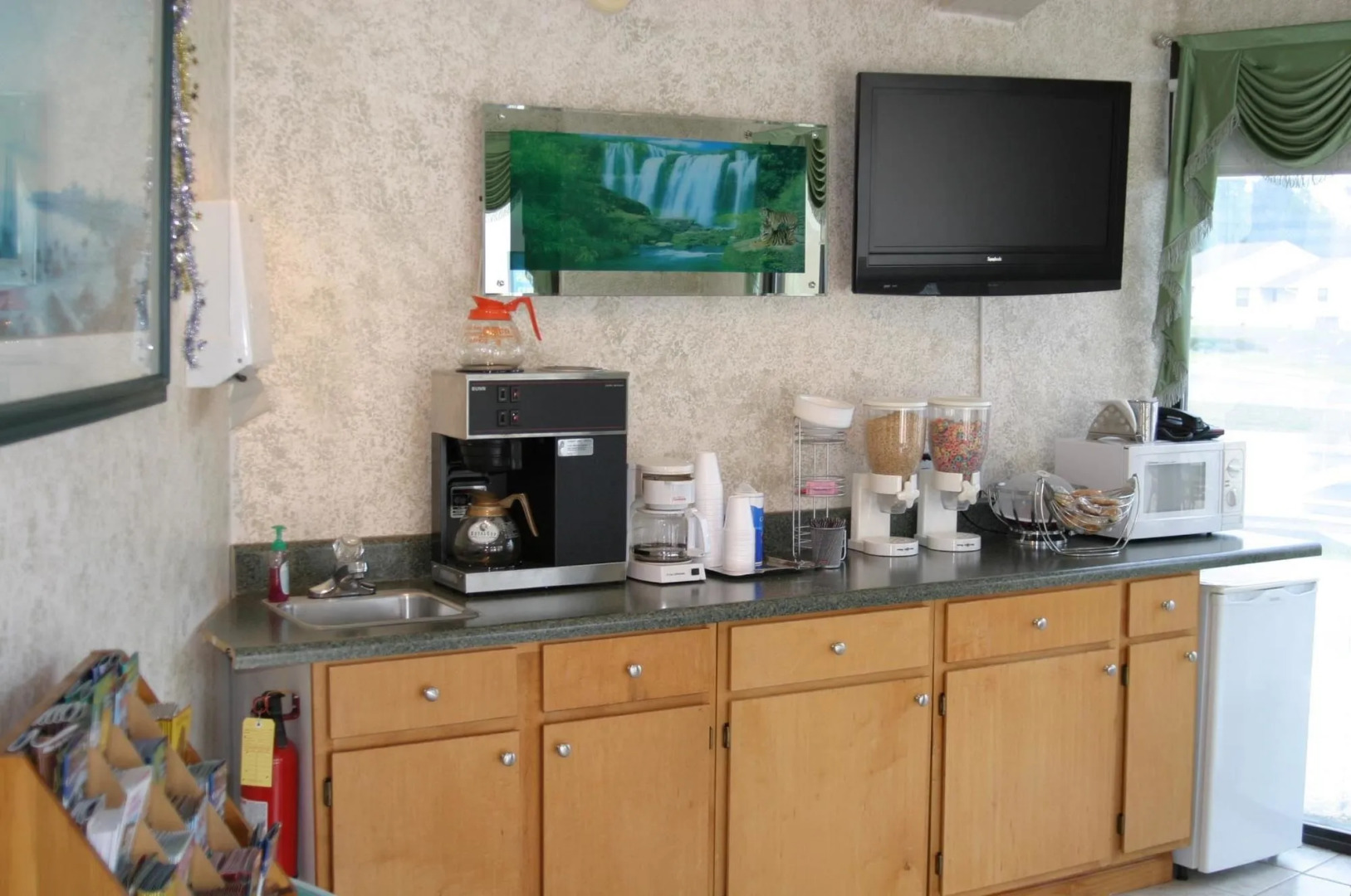 Express Inn & Suites