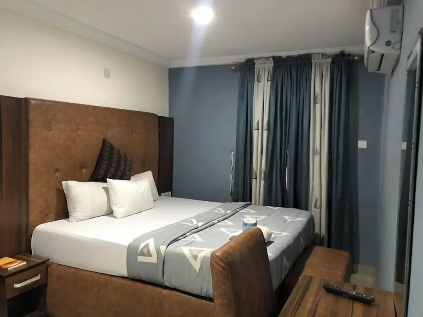 De City Hotel and Resort