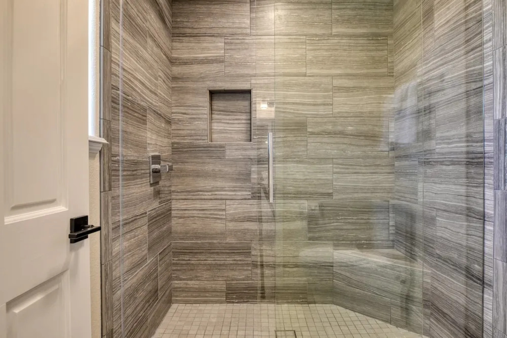 Burgundy by Avantstay Basketball Court Pool Hot Tub Outdoor Kitchen City Escape