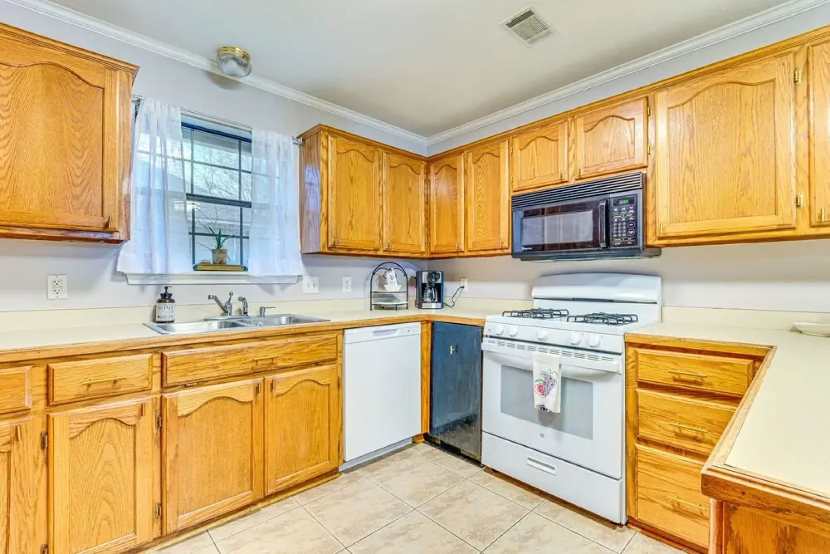 Pet-friendly Conway Home: 1 Mi to Hendrix College!