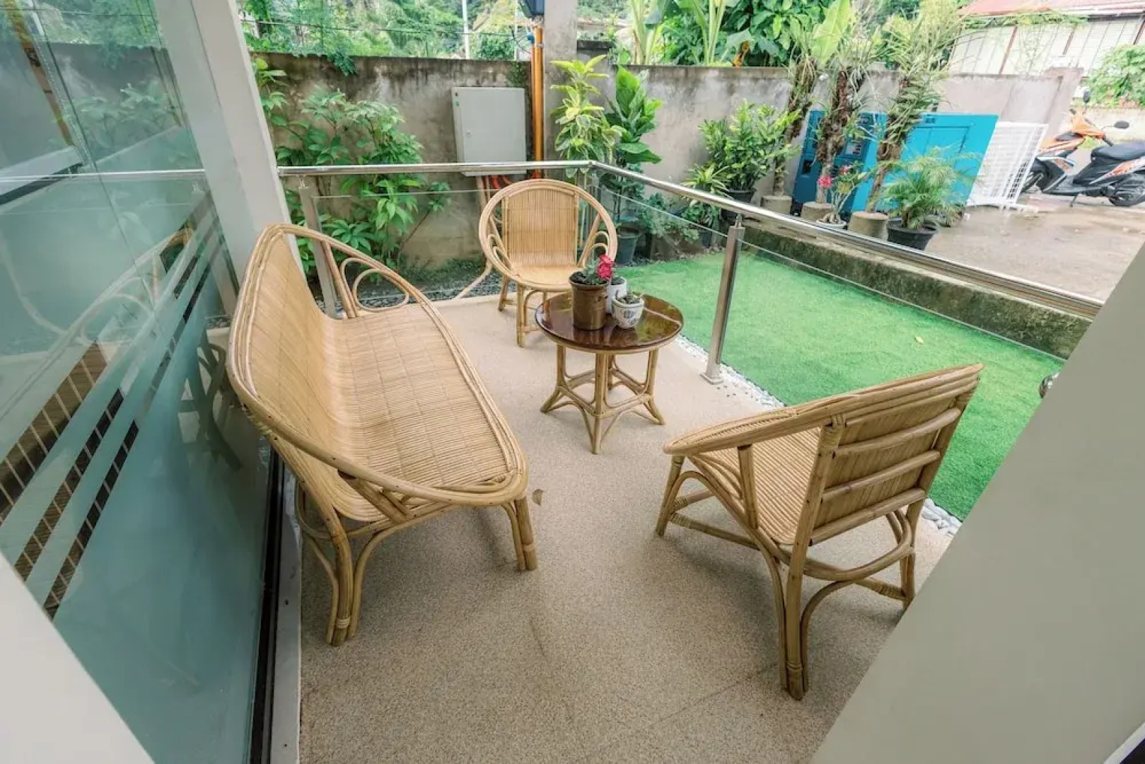 LOBOC RIVERSIDE INN and RESTAURANT