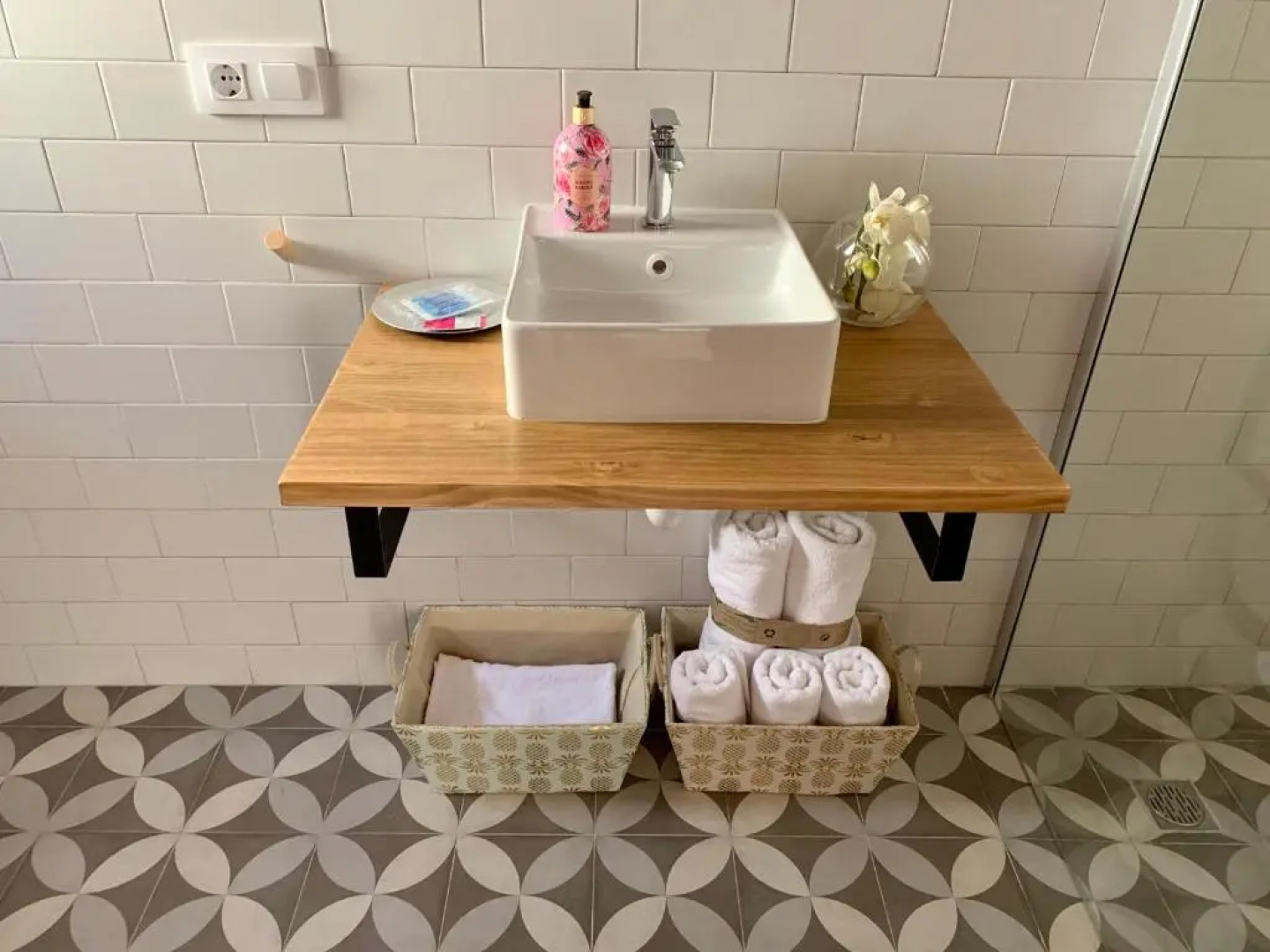 LA MOMA Apartments & Room