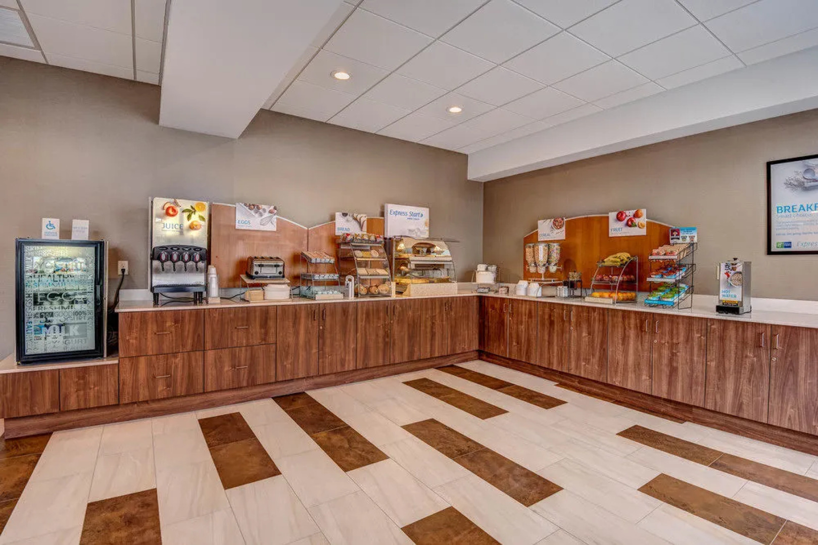 Holiday Inn Express & Suites Woodbridge