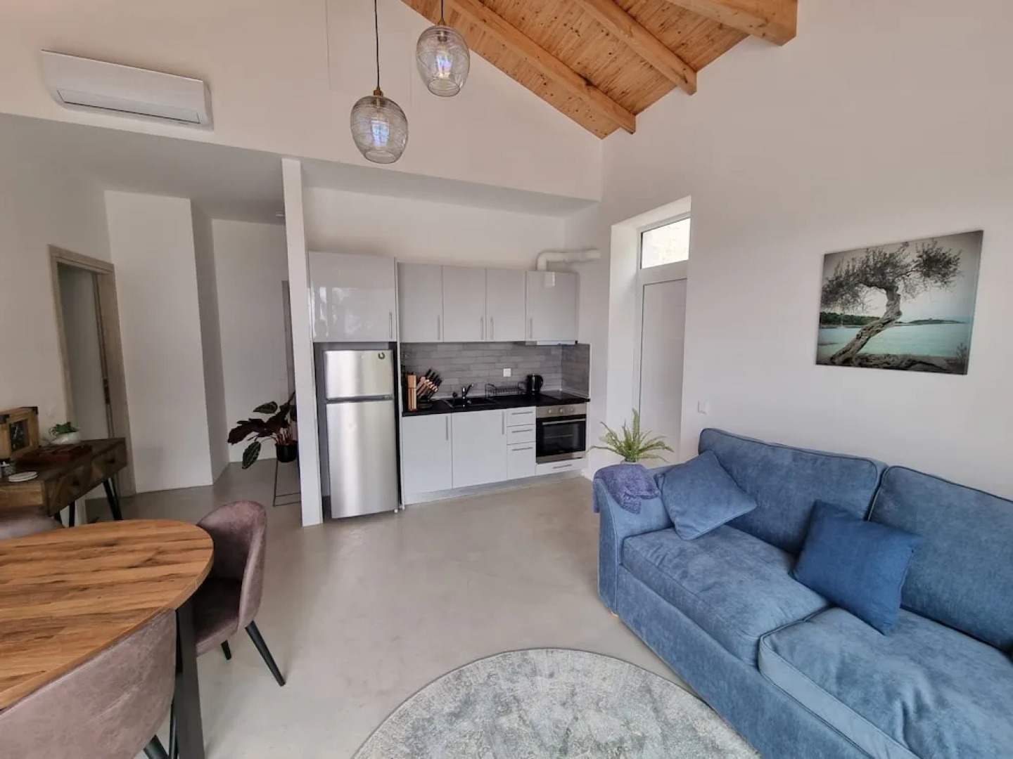 Villasleeps10-garden-freeparking-pool-ac