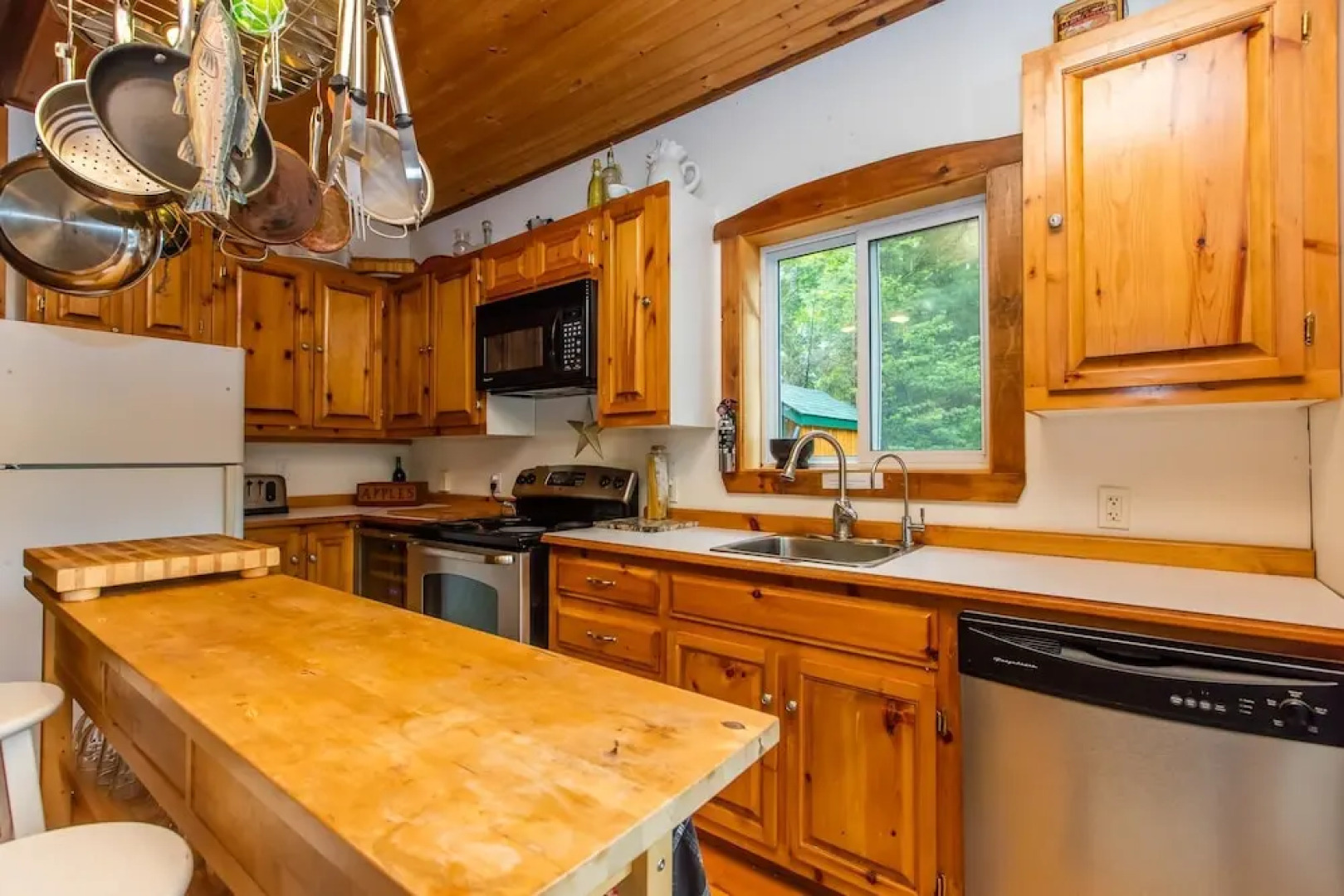 Stornoway is a Gorgeous cottage just 5 ft from White Lake!