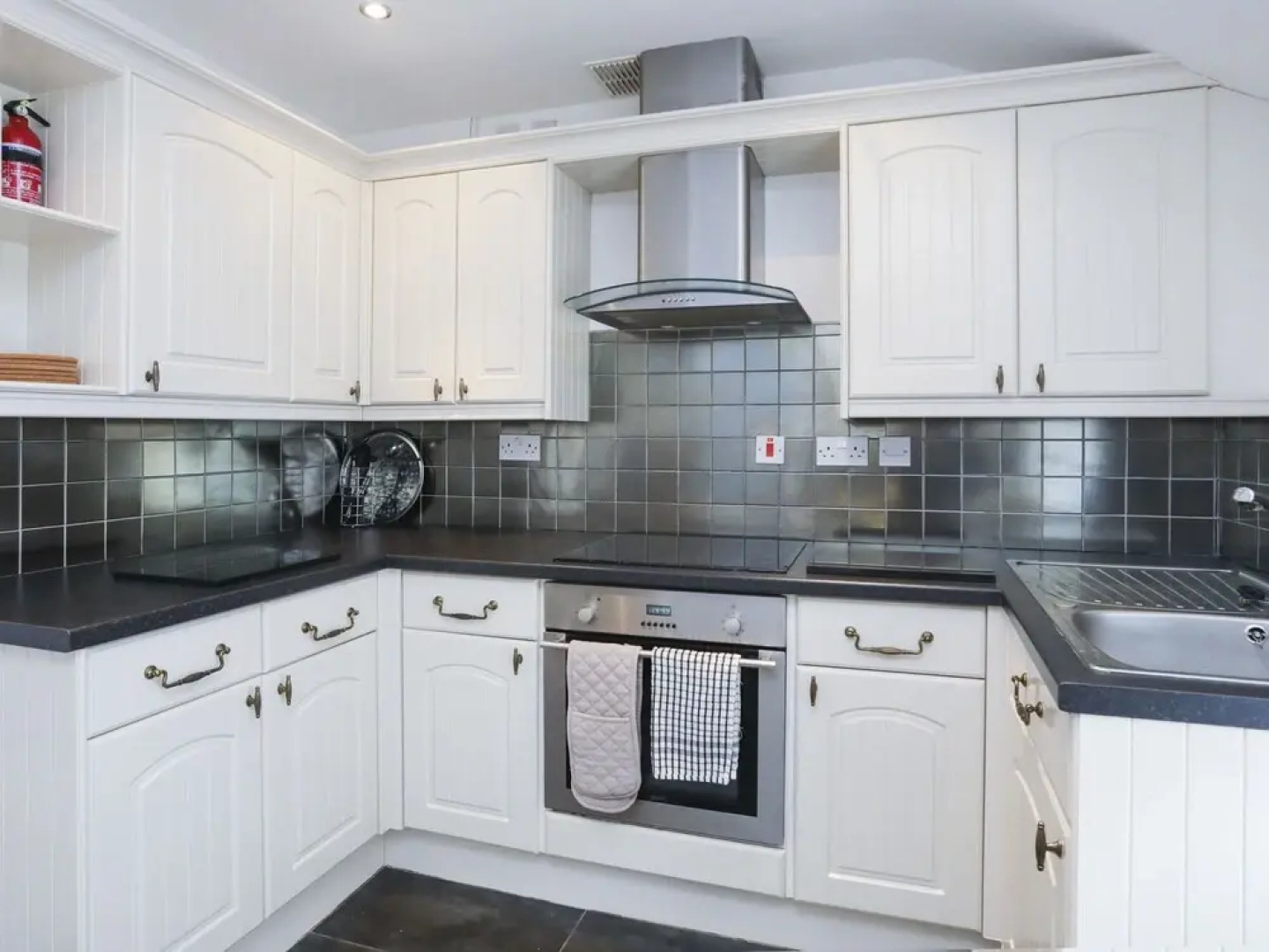 3 The Coach House - Penthouse Apartment