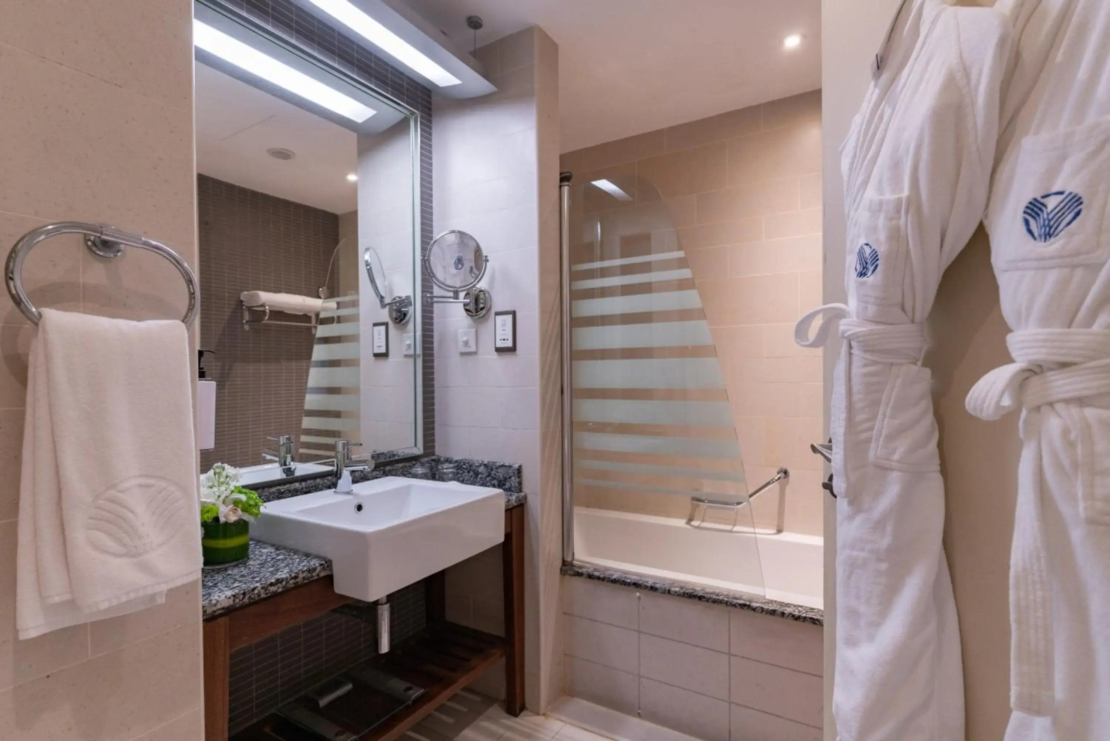 Amwaj Rotana, Jumeirah Beach