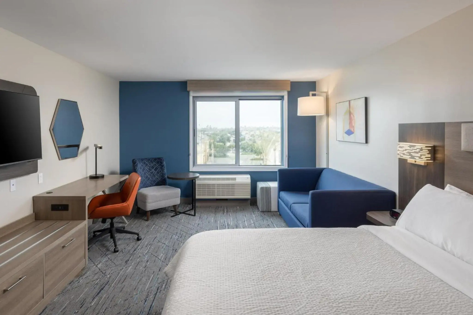 Holiday Inn Express & Suites Hawaiian Gardens