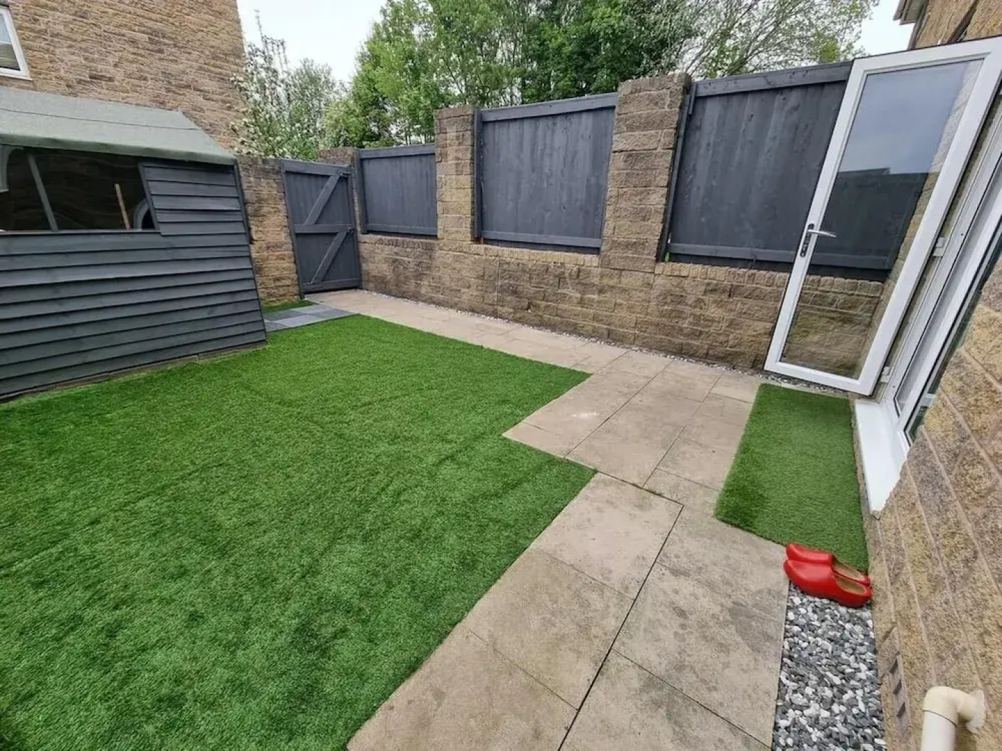 Burnley Entire House 4-bedrooms-sleeps 6-driveway