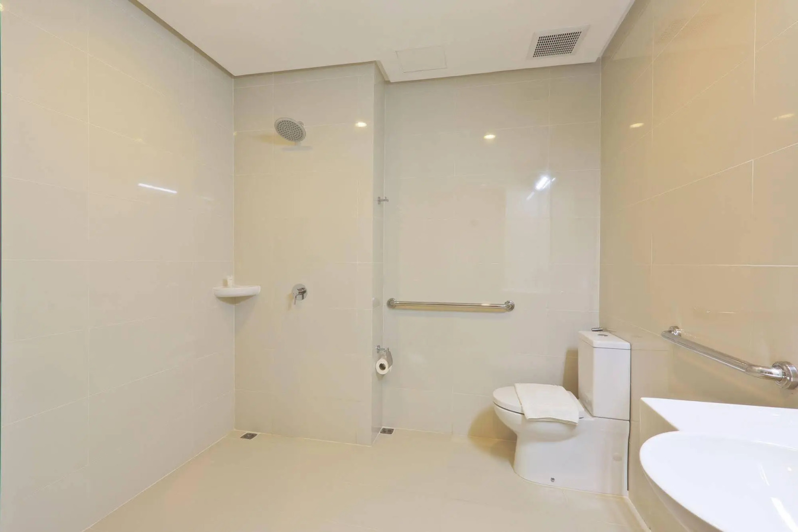 Red Planet Makati Amorsolo