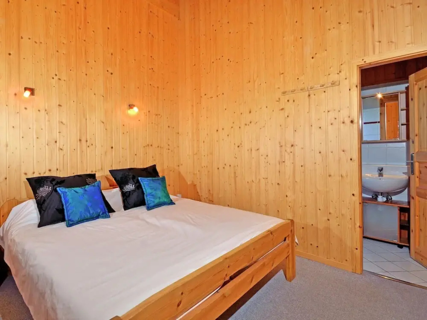 Luxurious Chalet in Riddes with Hot Tub