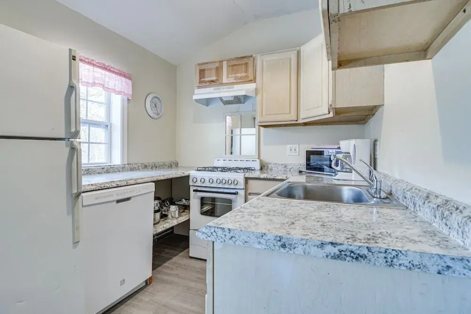 Single-story Cottage in Glen w/ Deck & Near Skiing