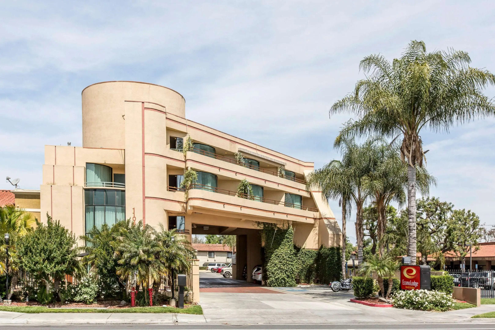 Econo Lodge Inn & Suites Riverside - Corona