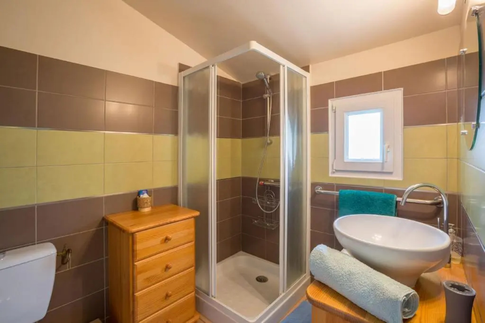 CHAMBRES D'HOTES 2 à 4p ou GITE DE GROUPE 16p, 7 ch, 6 sdb, parc et salle de réception