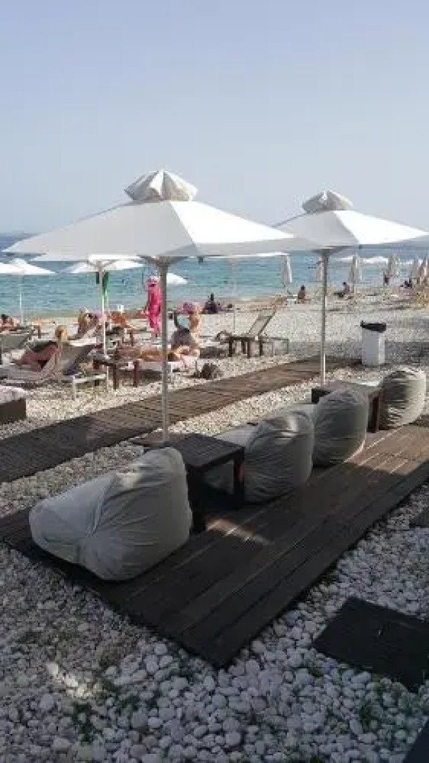 Bessie's Seaside Apartments