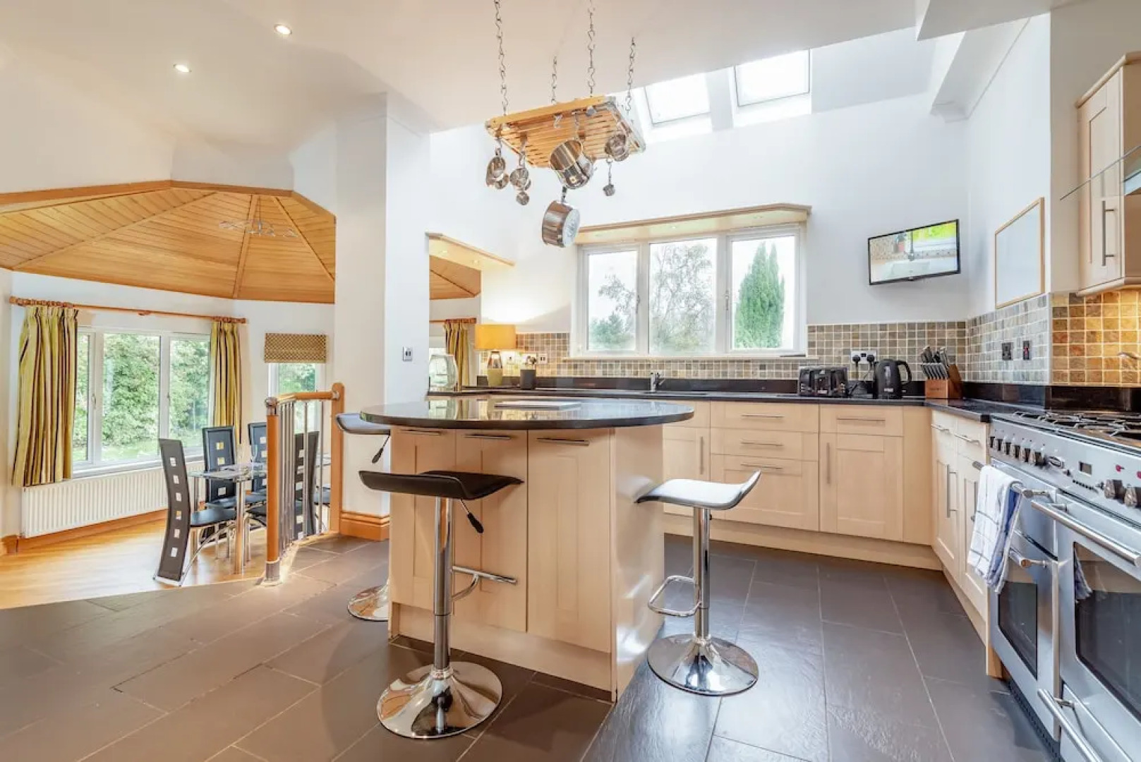 Luxury 6 Bed House With Pool