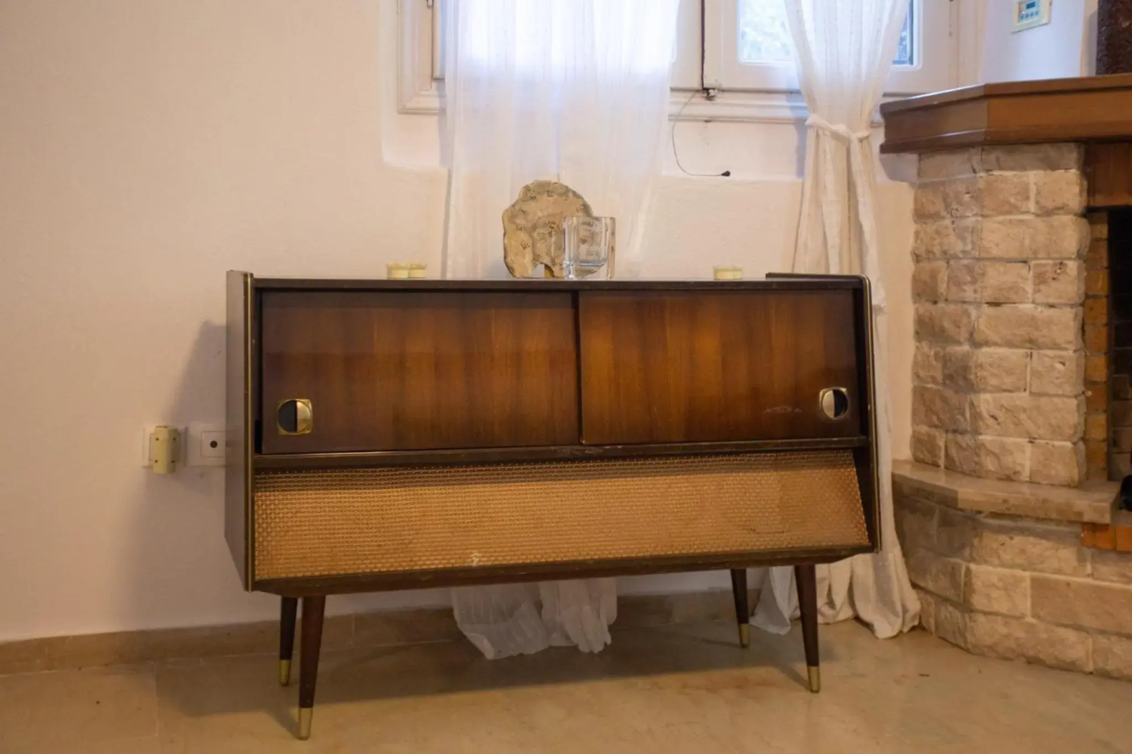 Traditional Apartment part of a Detached Villa on a luxurious Hill of Thessaloniki PANORAMA with a private garden with trees ,also available for Family and other gatherings and Kid's parties - under 13 , for less than 20 people alltogether