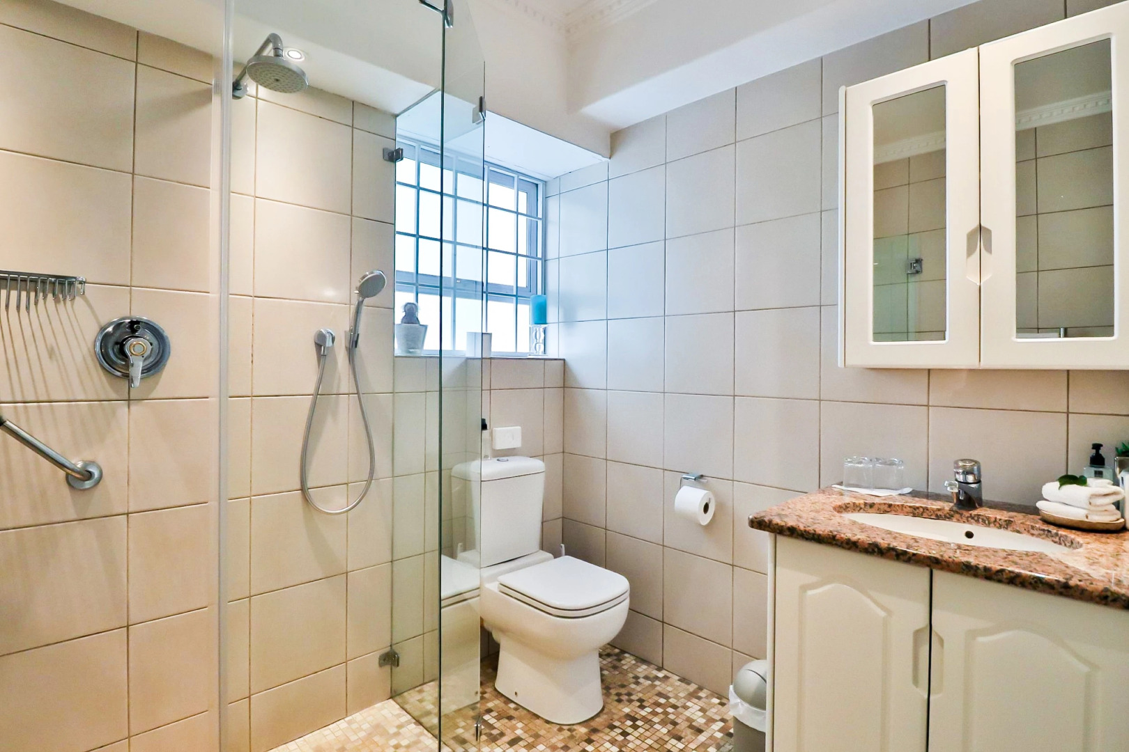 Hermanus Beachfront Lodge