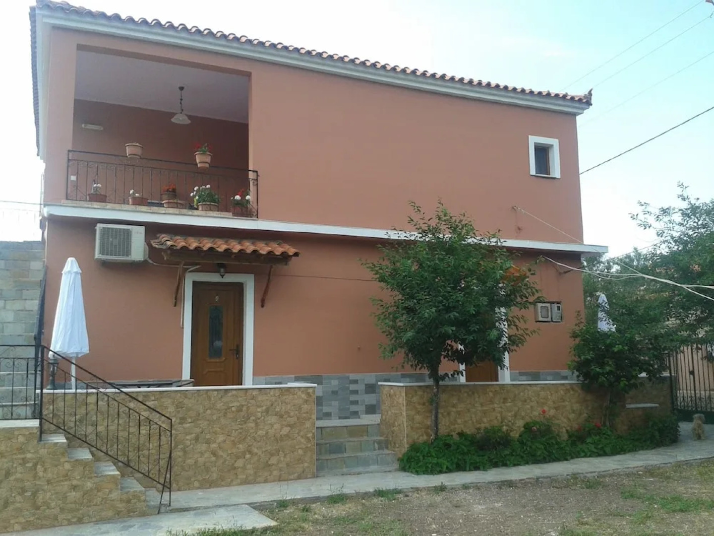 Harris Studios & Apts