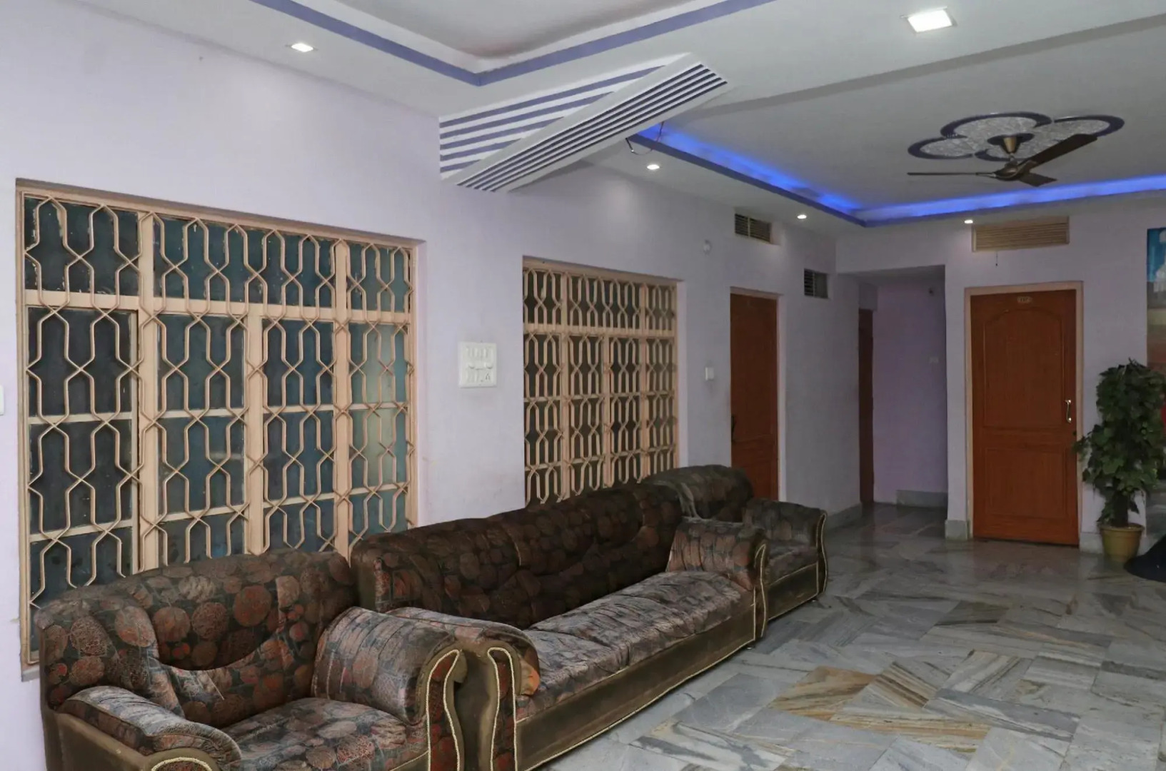 OYO 18682 Hotel Roshan