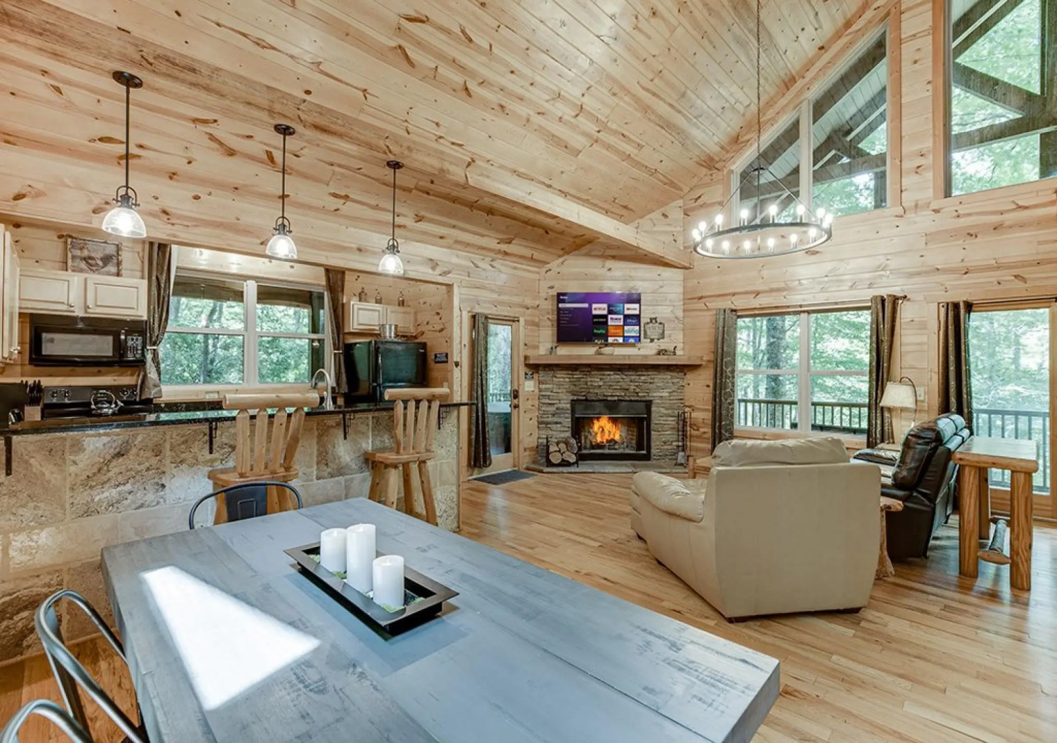 Luxury Cabin Sleeps 8 With Creekside Fire pit Near Helen GA