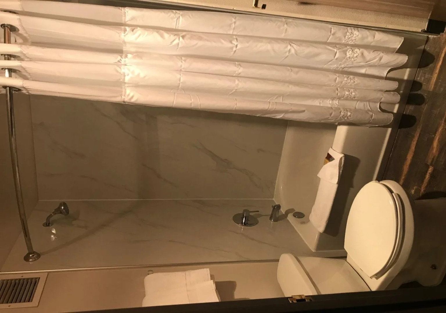 Ten Pin Inn & Suites