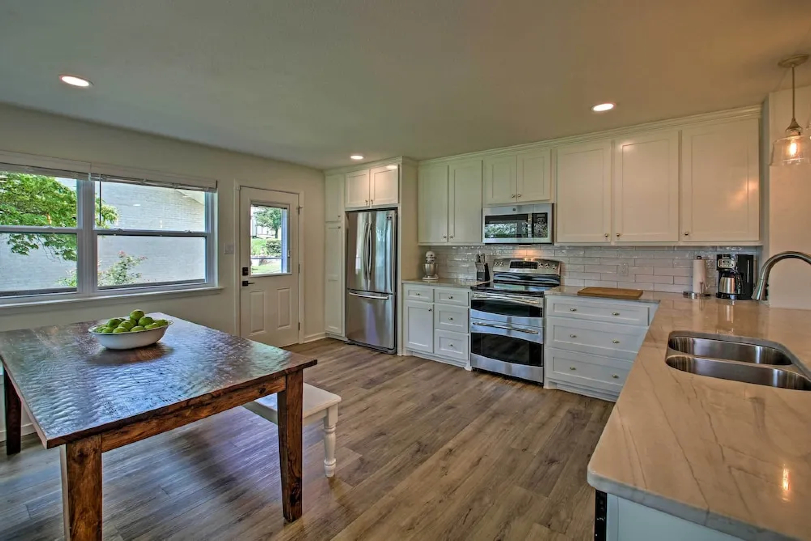 Deck, Fire Pit: Waterfront Lake Hamilton Home