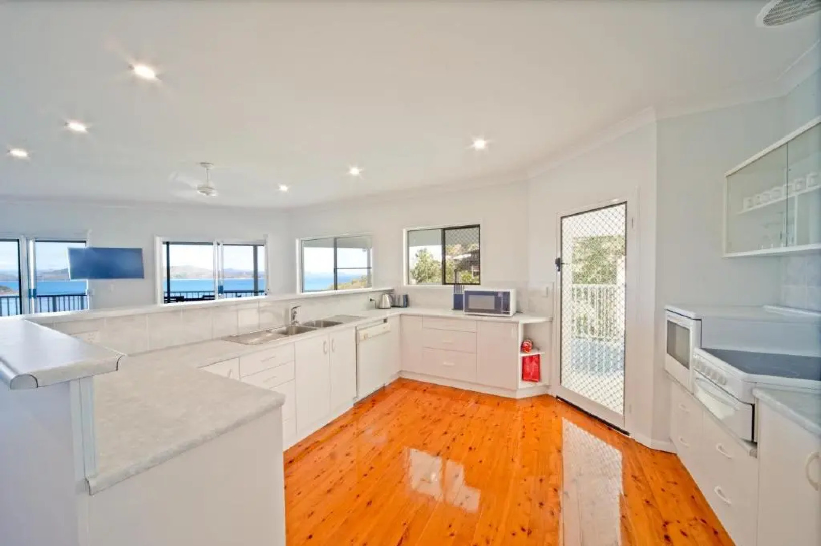 Picturesque on Passage - Shute Harbour