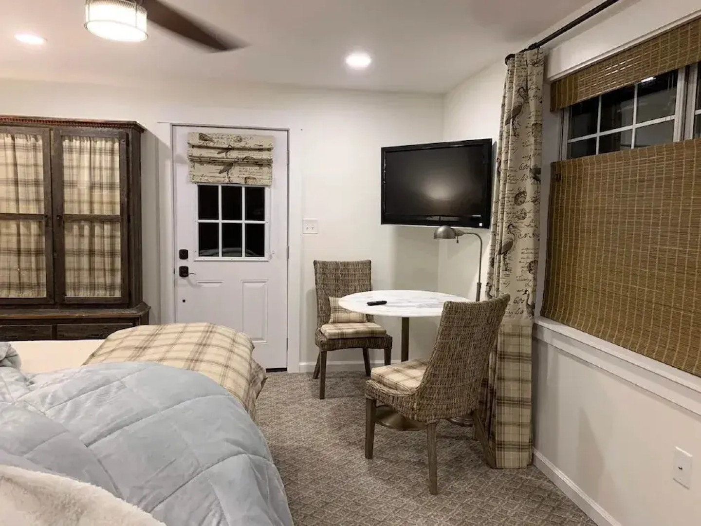 Five-star Historic Boyd Harvey Carriage House 2 Bedroom Home by RedAwning