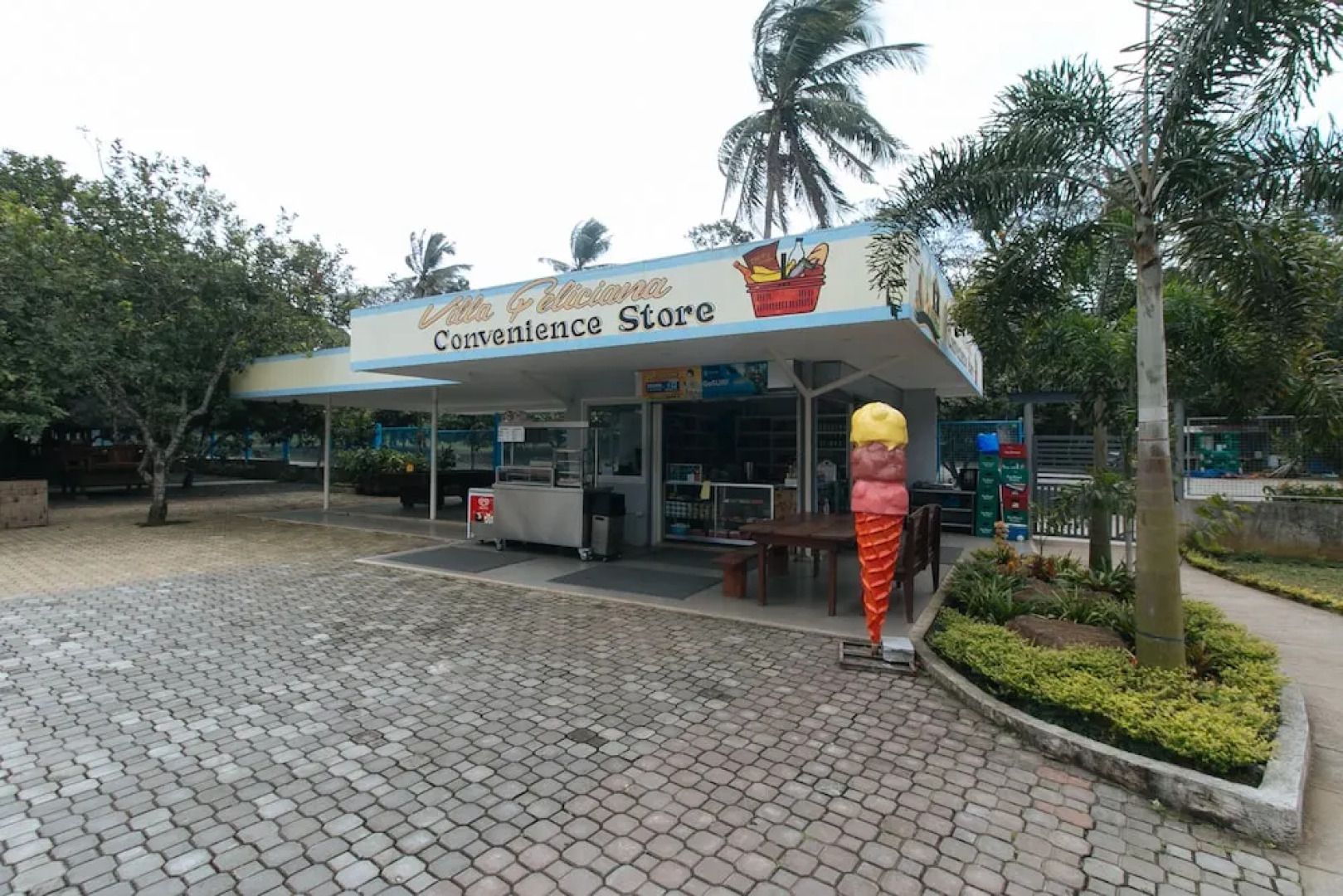 RedDoorz Premium @ Trece Indang Road